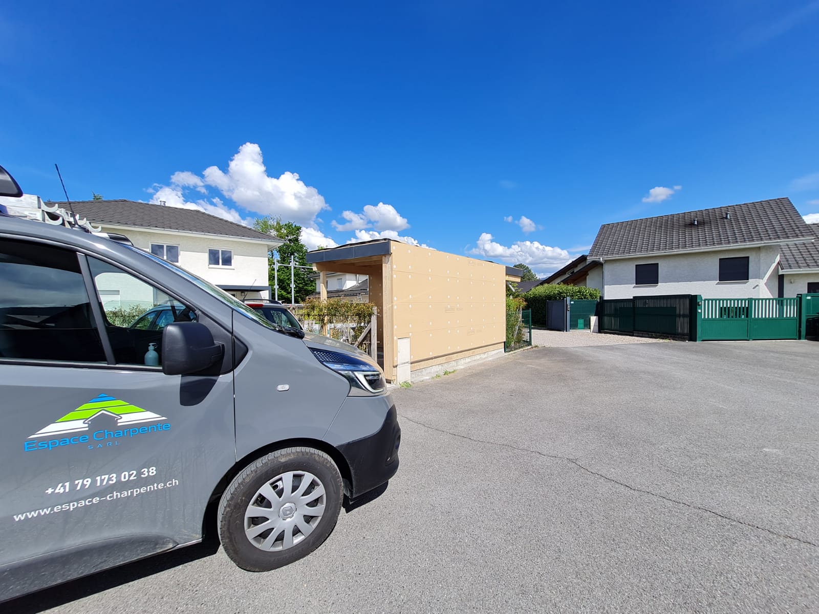 Une camionnette est garée devant une maison par une journée ensoleillée.