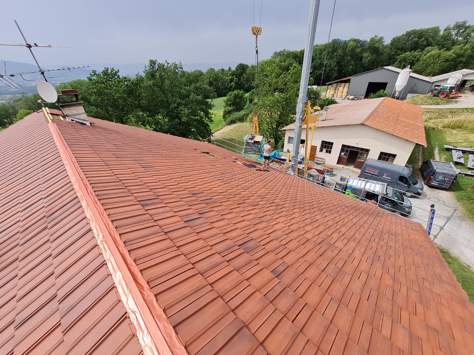 Un toit de tuiles rouges avec une antenne parabolique dessus
