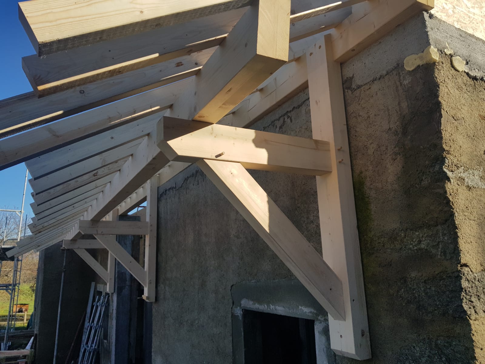 Une structure en bois est en cours de construction sur le côté d'un bâtiment