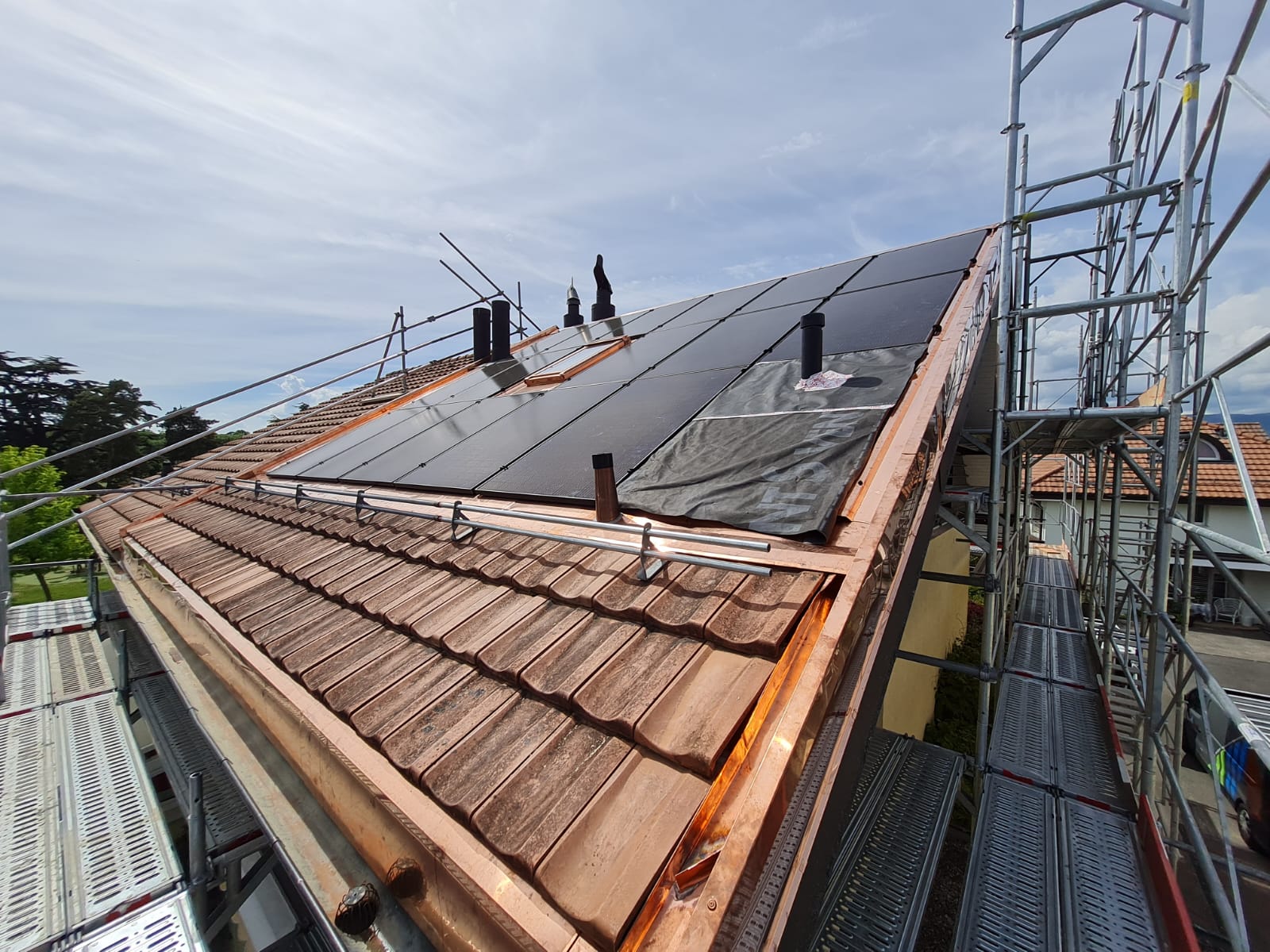 Un toit avec beaucoup de panneaux solaires dessus