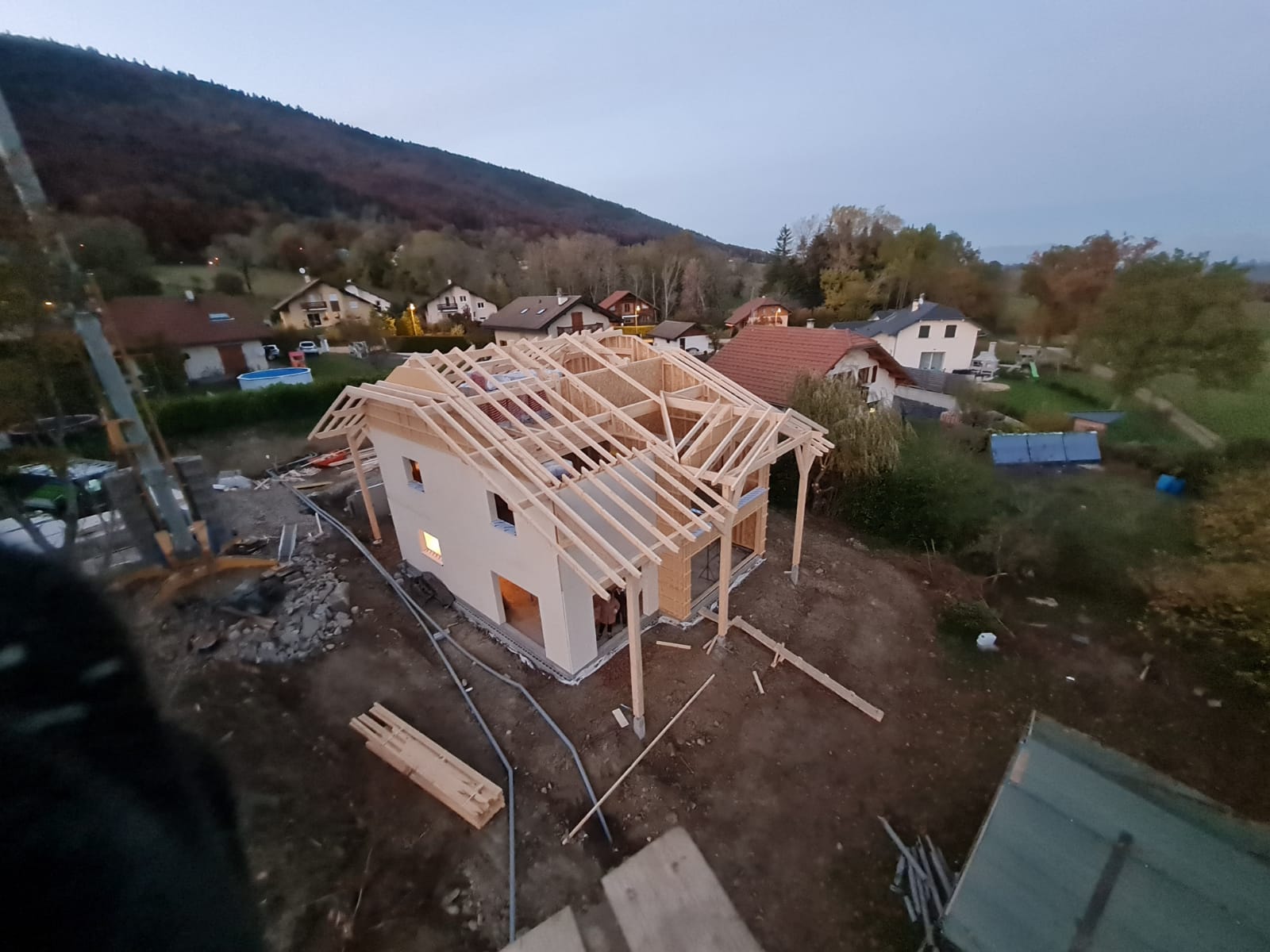 Une vue aérienne d'une maison en construction avec un toit en bois.