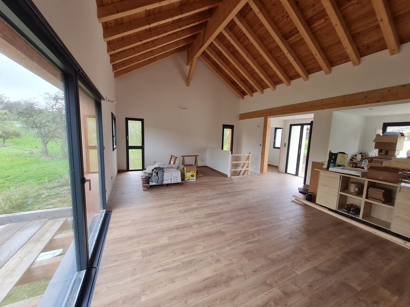 Un salon avec un plancher en bois et un plafond en bois.
