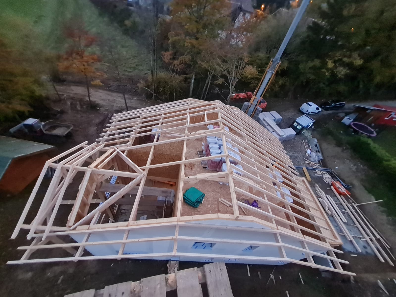 Une vue aérienne d'un toit en bois en construction.