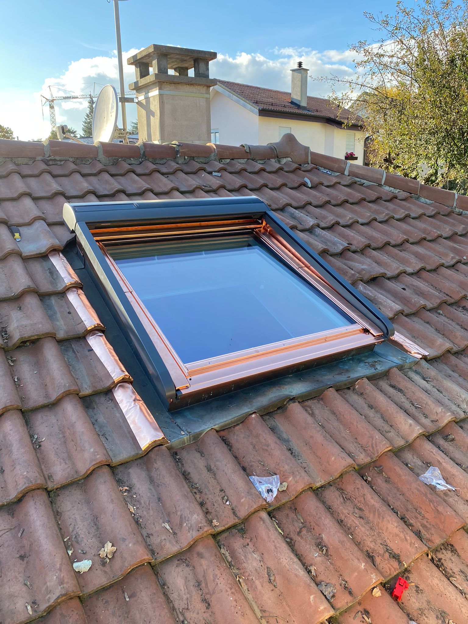 Il y a une lucarne sur le toit d'une maison.