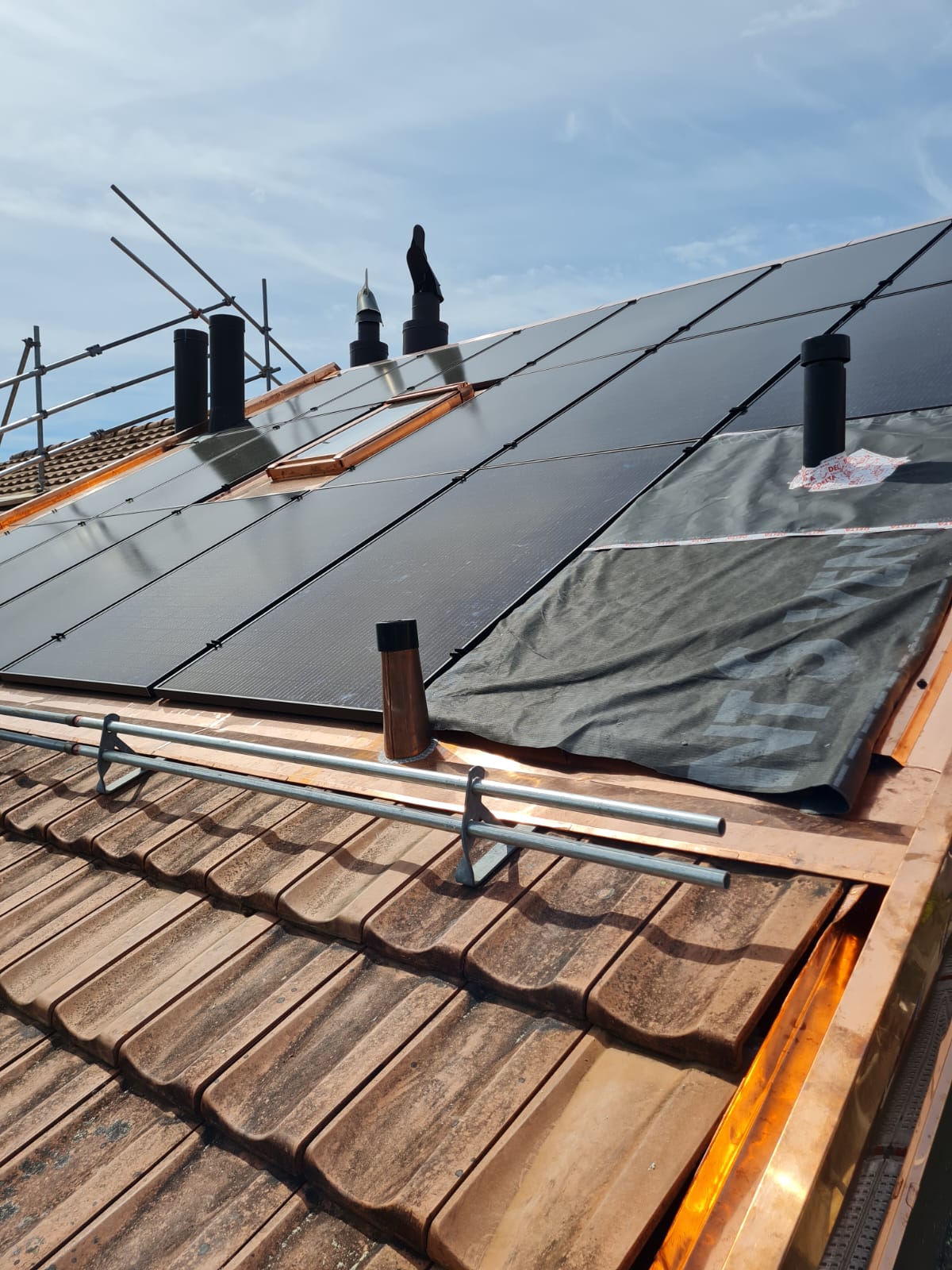 Un toit avec beaucoup de panneaux solaires dessus