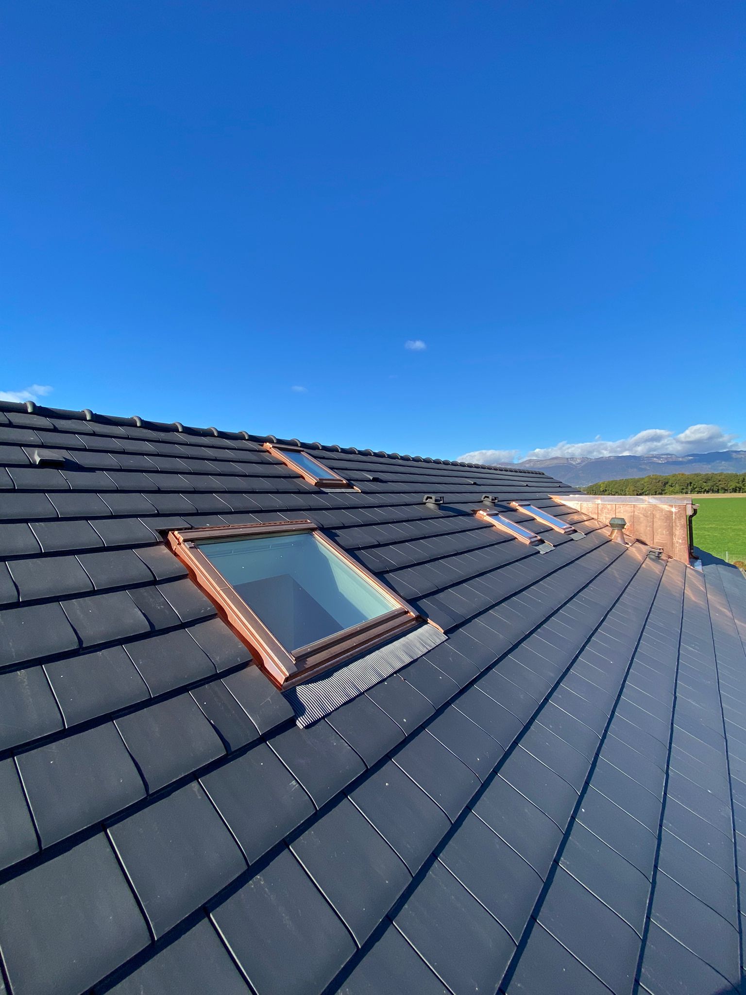 Un toit avec une lucarne et un ciel bleu en arrière-plan