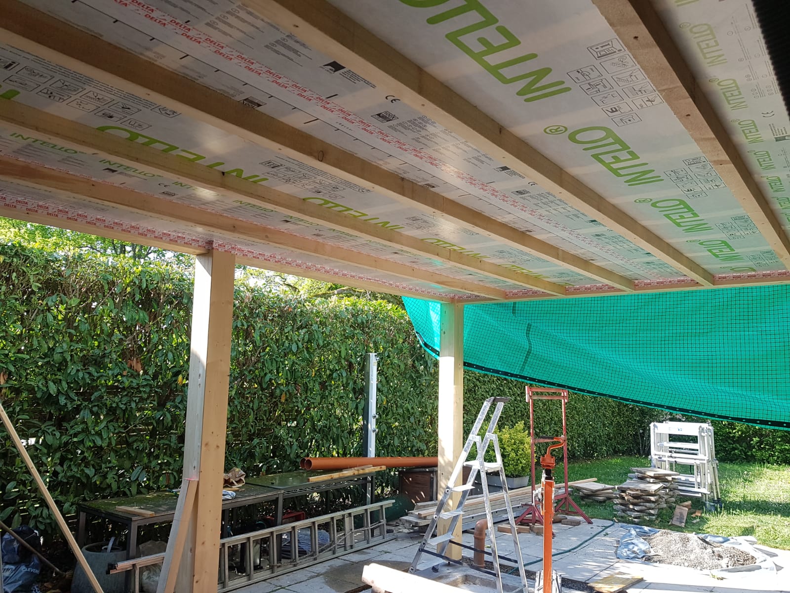 Une structure en bois est en cours de construction dans une arrière-cour.