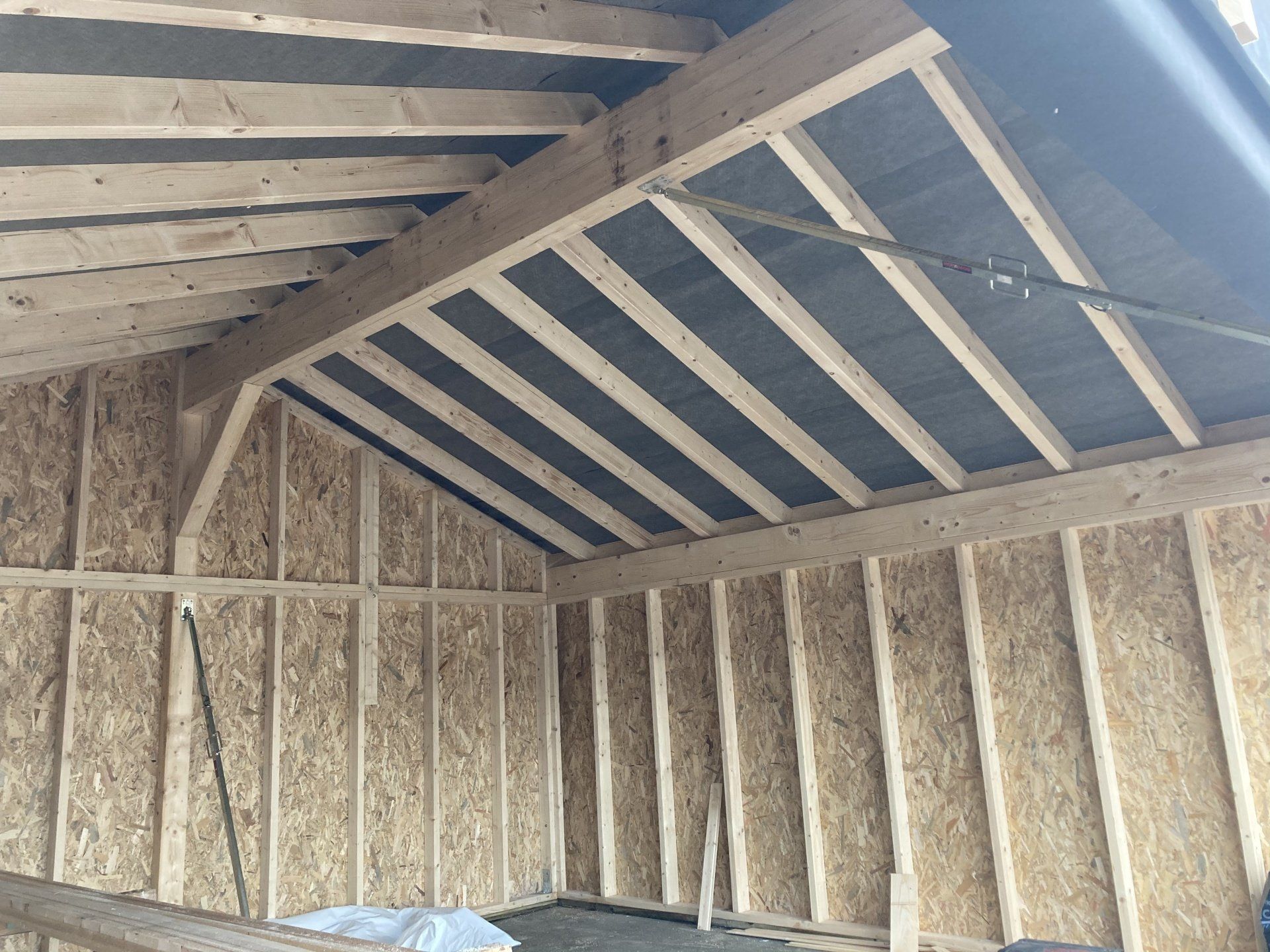 Une structure en bois avec un toit en cours de construction
