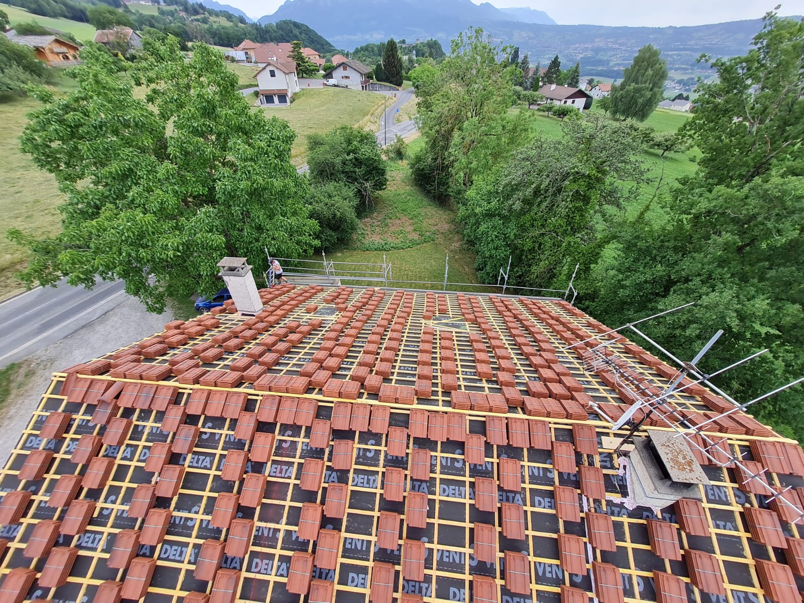 Un toit avec beaucoup de tuiles est en cours de construction.