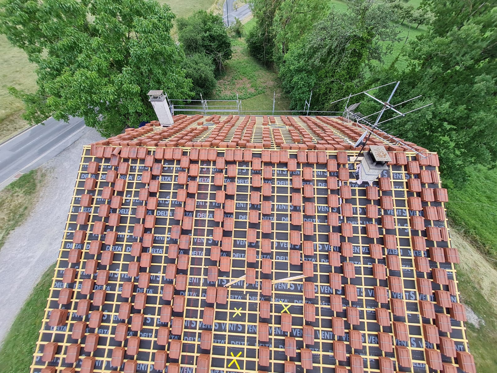Une vue aérienne d'un toit avec beaucoup de tuiles dessus.