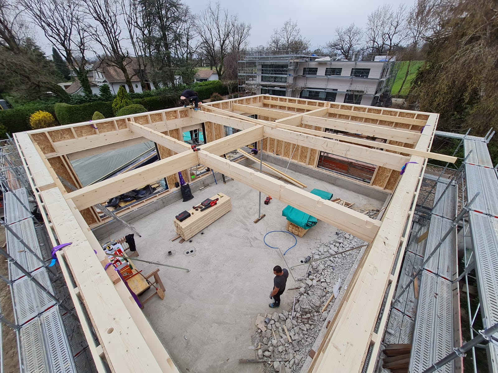 Une vue aérienne d'un bâtiment en construction avec des poutres en bois.