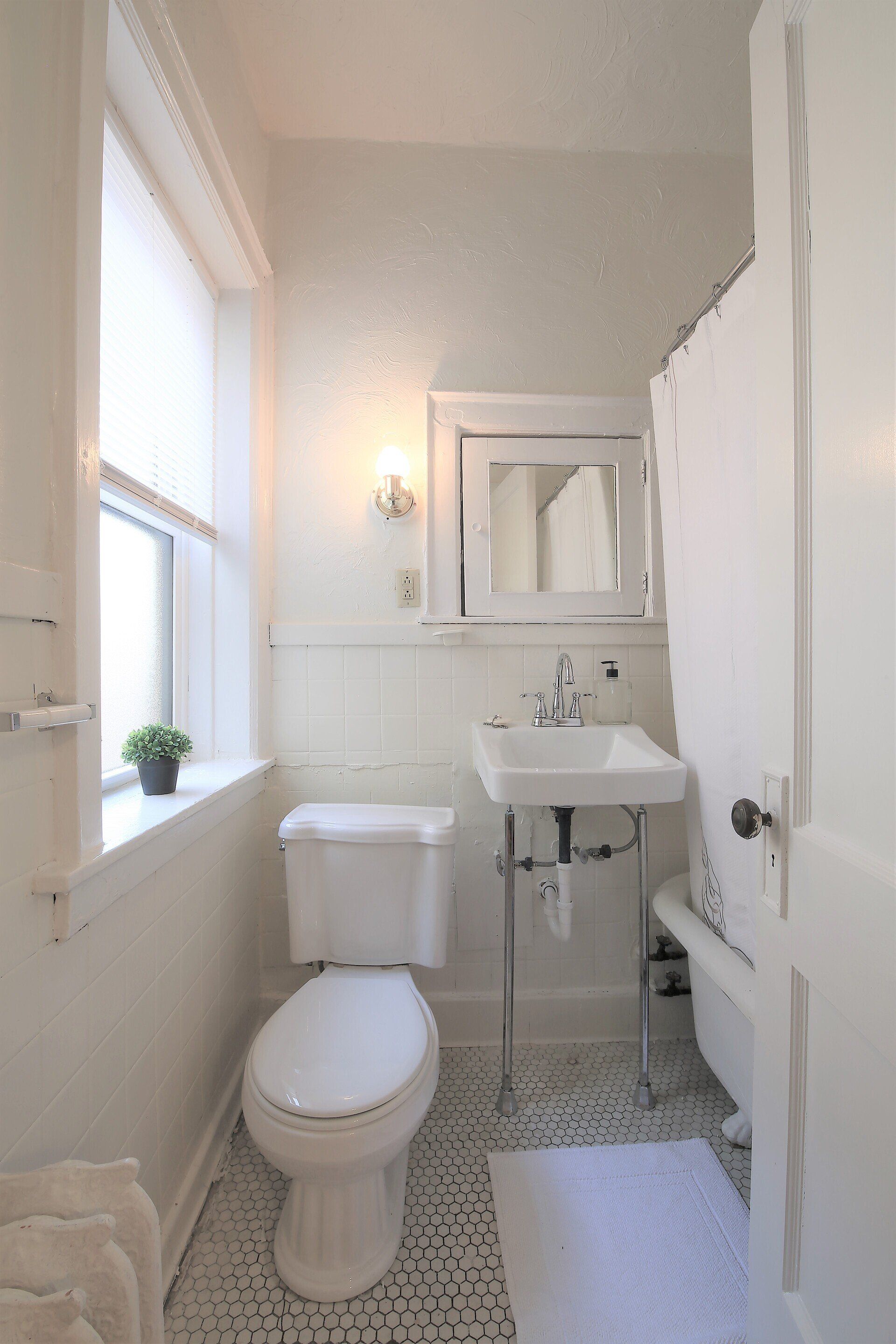1810 & 1812 Bryant Ave S Bathroom