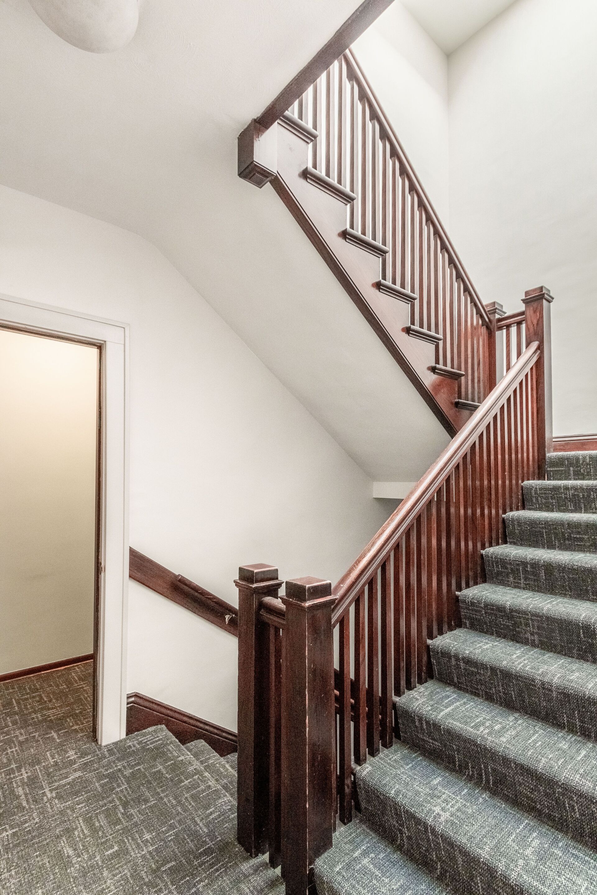 1919 Dupont Ave S Hallway