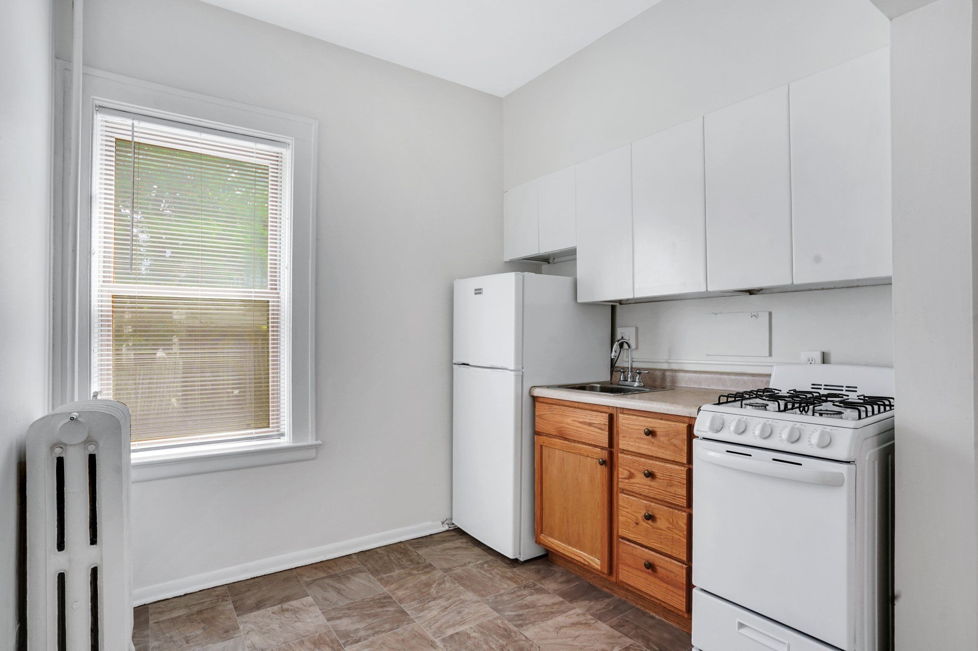 1919 Dupont Ave S Kitchen