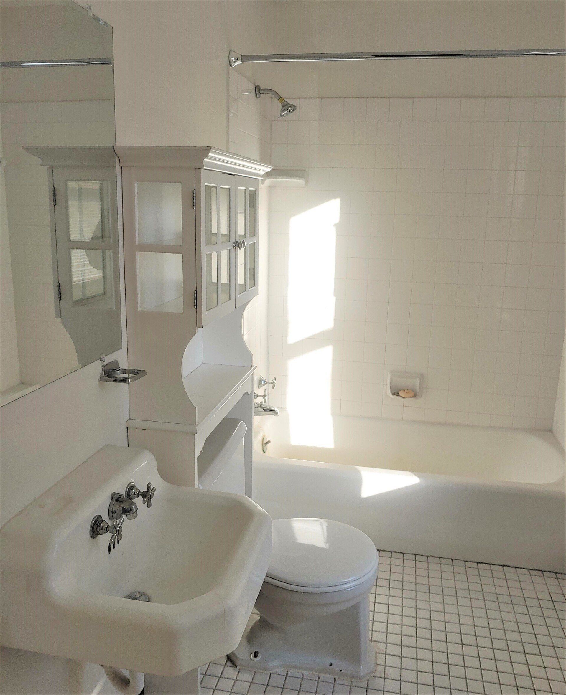 1919 Dupont Ave S Bathroom