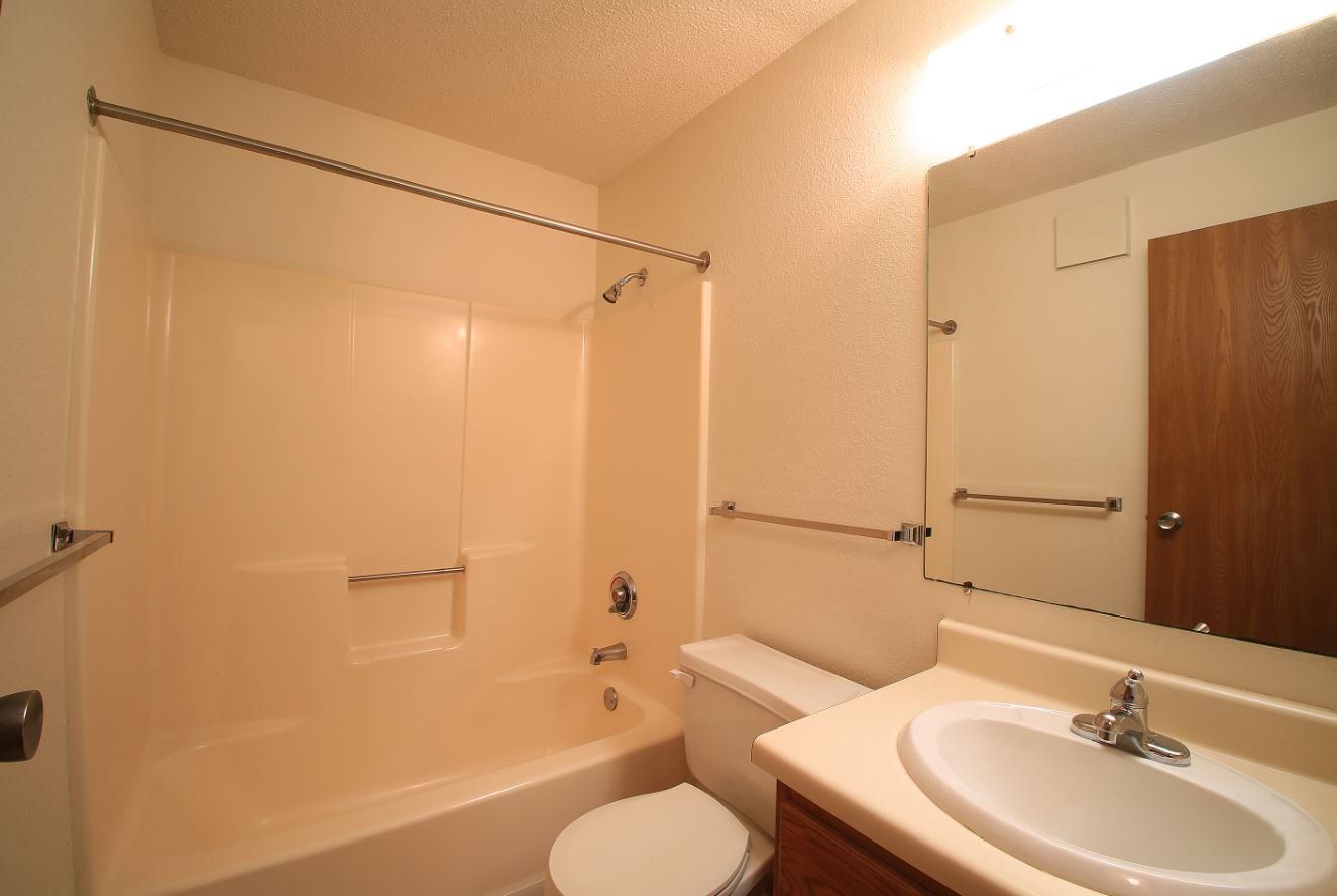 Lakeside Apartments Bathroom