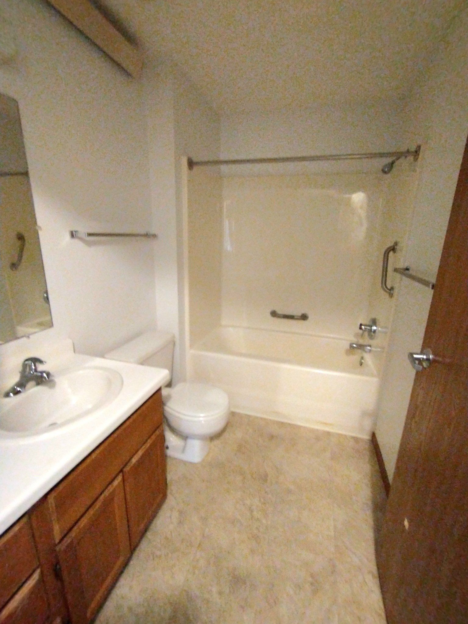 Evergreen Apartments Bathroom