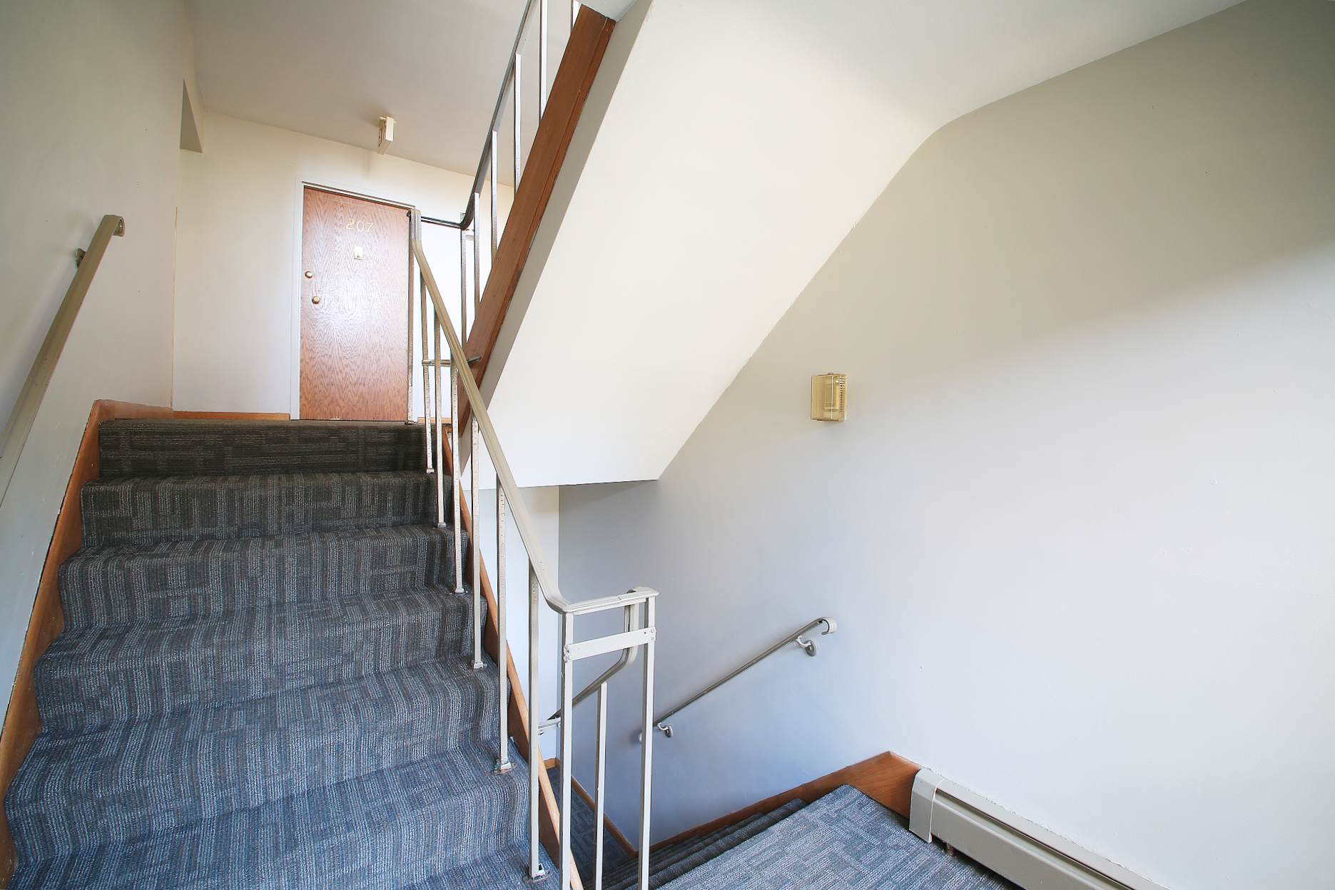 2509 Dupont Ave S Hallway