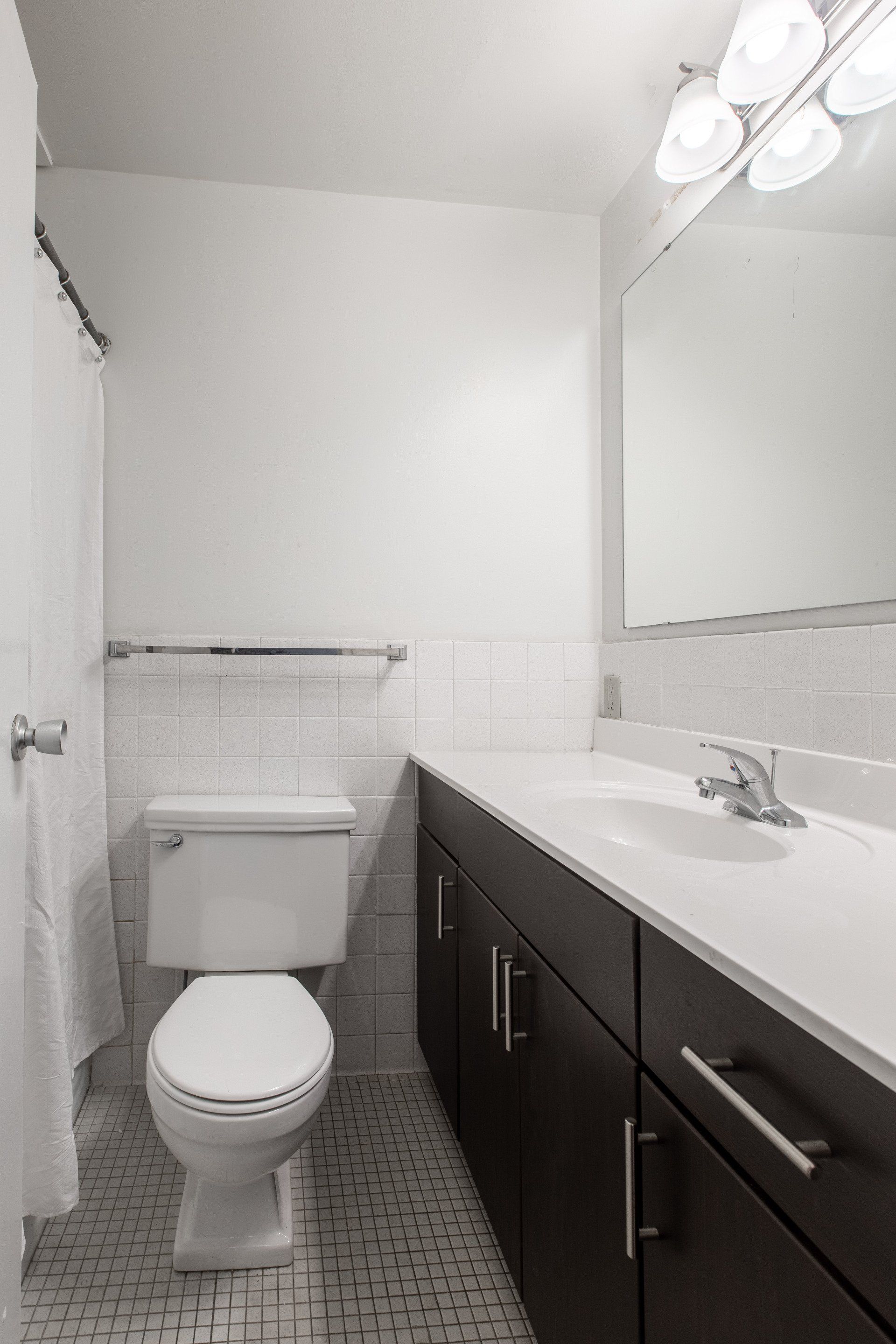 242 West Franklin Ave Bathroom