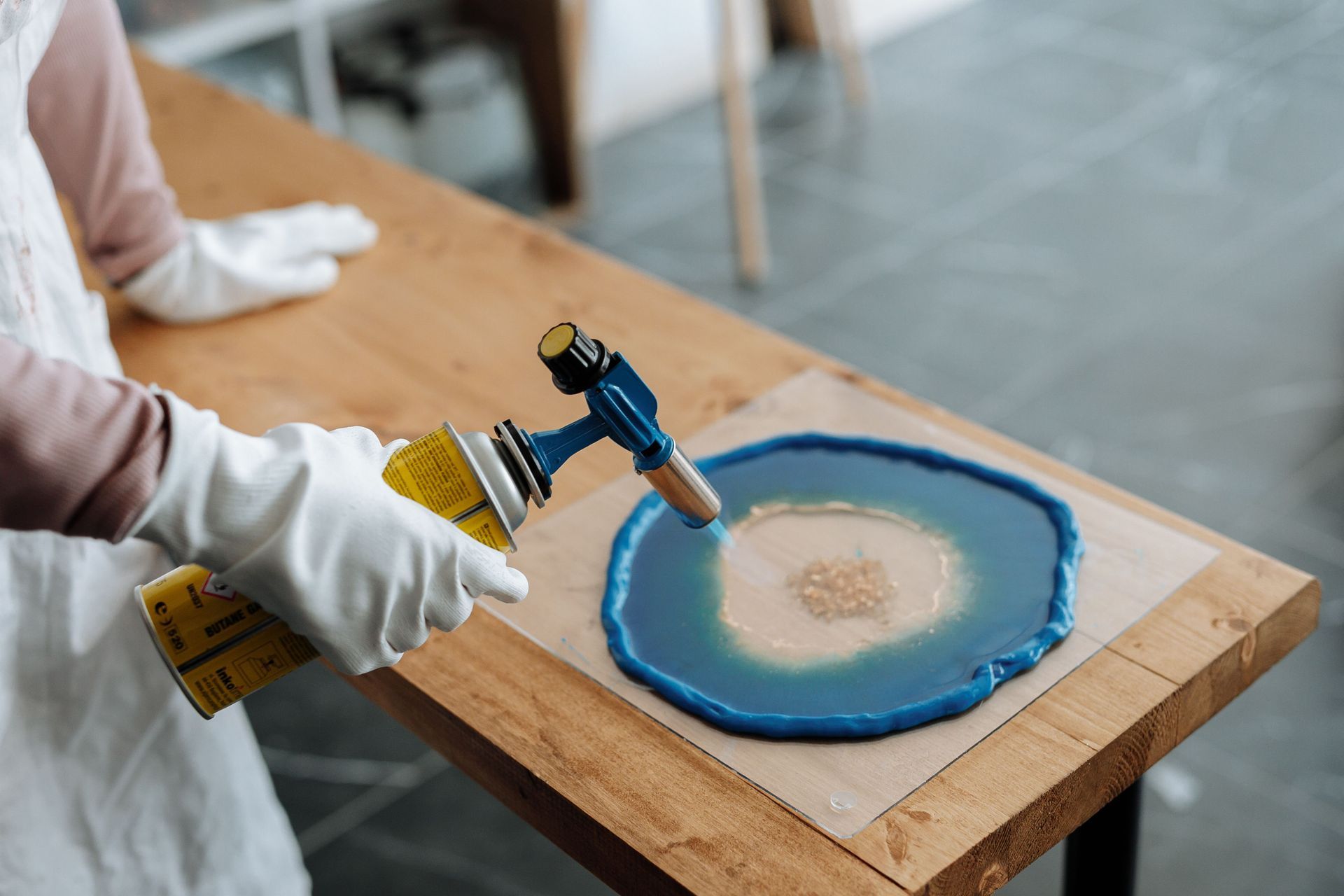 Epoxy aanbrengen op een houten tafel