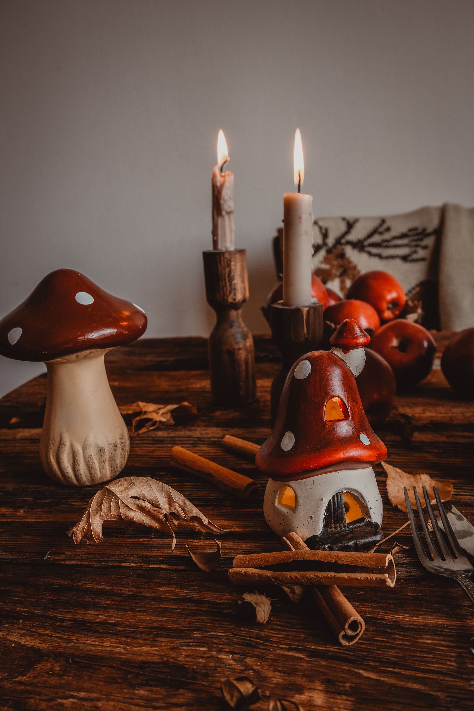 In de herfst tafel stylen op een boomstam eettafel