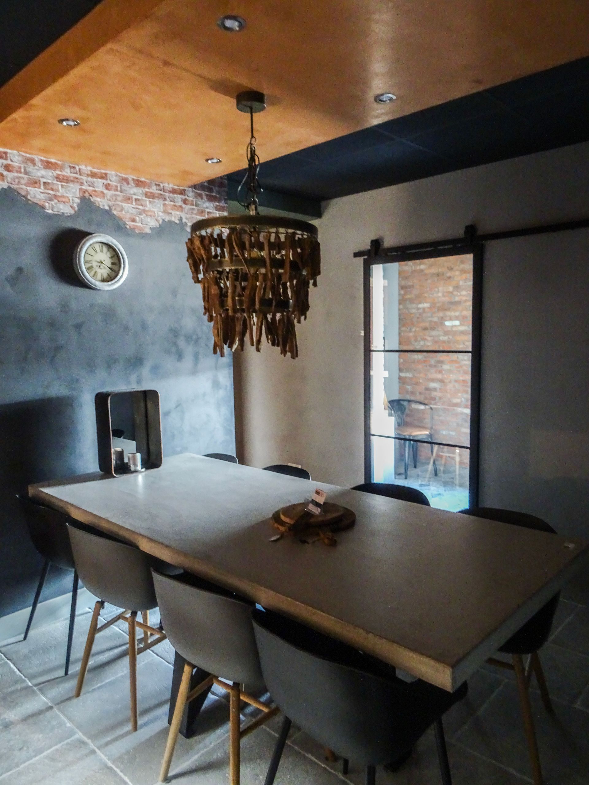 Gewicht van een massieve boomstamtafel in een modern interieur.