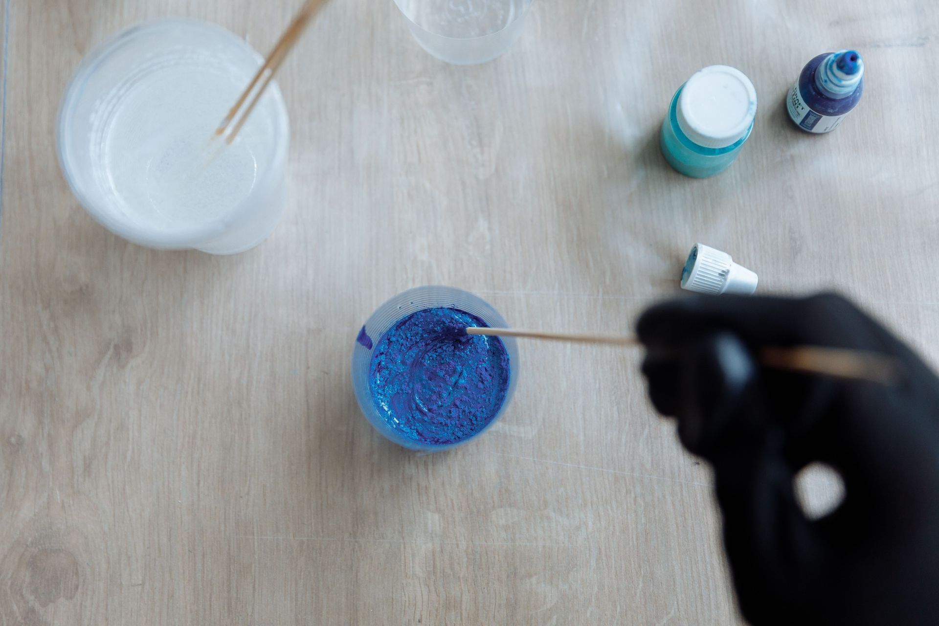 Epoxy die door iemand word gemengd.