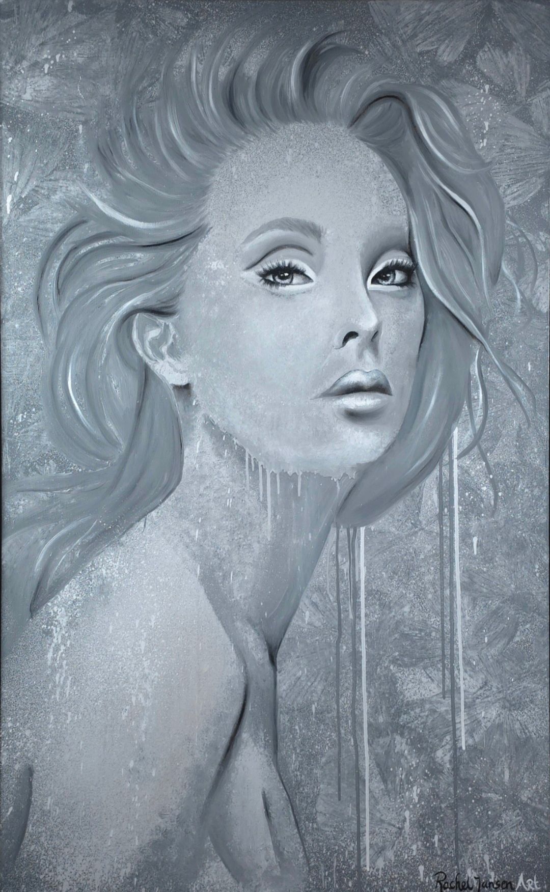 Monochroom portret van een vrouw met lang, golvend haar en een kalme uitdrukking, tegen een achtergrond met textuur.