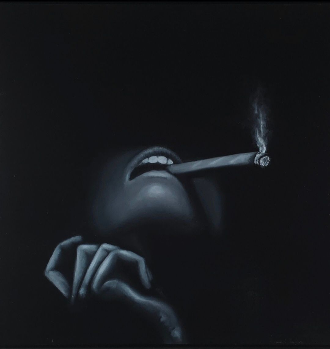 Een vaag, monochroom kunstwerk van een hand die een brandende sigaret vasthoudt in een donkere omgeving.