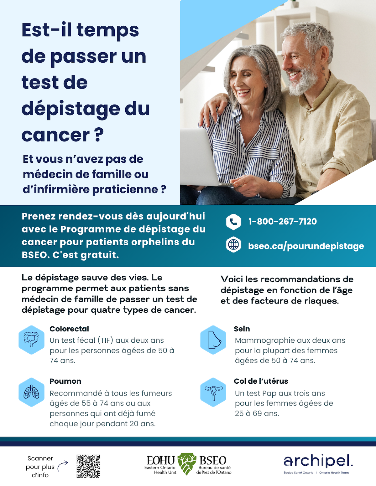 Un homme et une femme sont assis l'un à côté de l'autre sur un canapé.