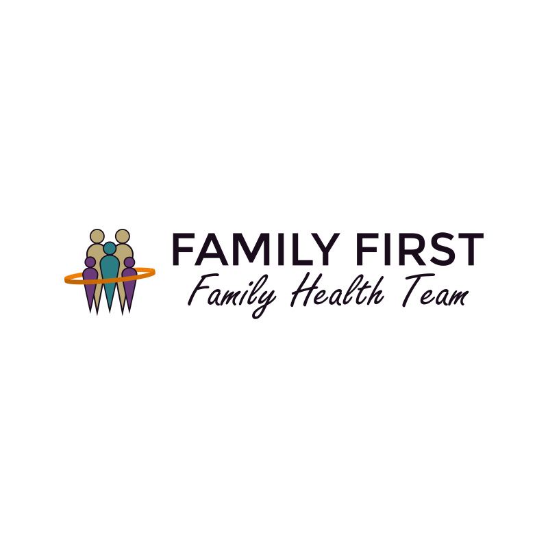 Le logo de l'équipe de santé familiale Family First montre un groupe de personnes debout les unes à côté des autres.