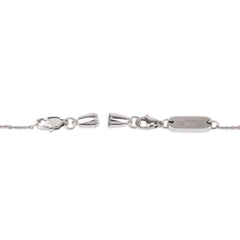 Zilveren halskettingsluiting, losgemaakt, op een witte achtergrond. Magneetsluitingen Halsketting accessoires