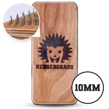 Houten HEDGEBOARDS-Spijkerplank met een egellogo. Een close-up toont de spijkers. Rechtsonder staat 