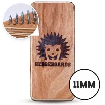 Houten HEDGEBOARDS-Spijkerplank met een egellogo. Een close-up toont de spijkers. Rechtsonder staat 