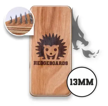 Houten HEDGEBOARDS-Spijkerplank met een egellogo. Een close-up toont de spijkers. Rechtsonder staat 