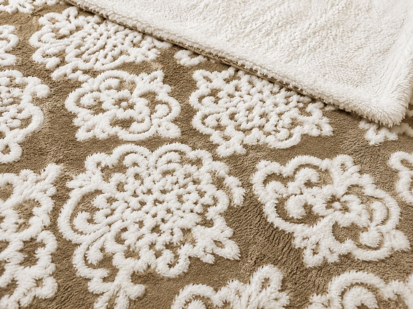 Acogedor dormitorio beige con colcha estampada, luz de ventana, planta en maceta y lámpara colgante tejida.