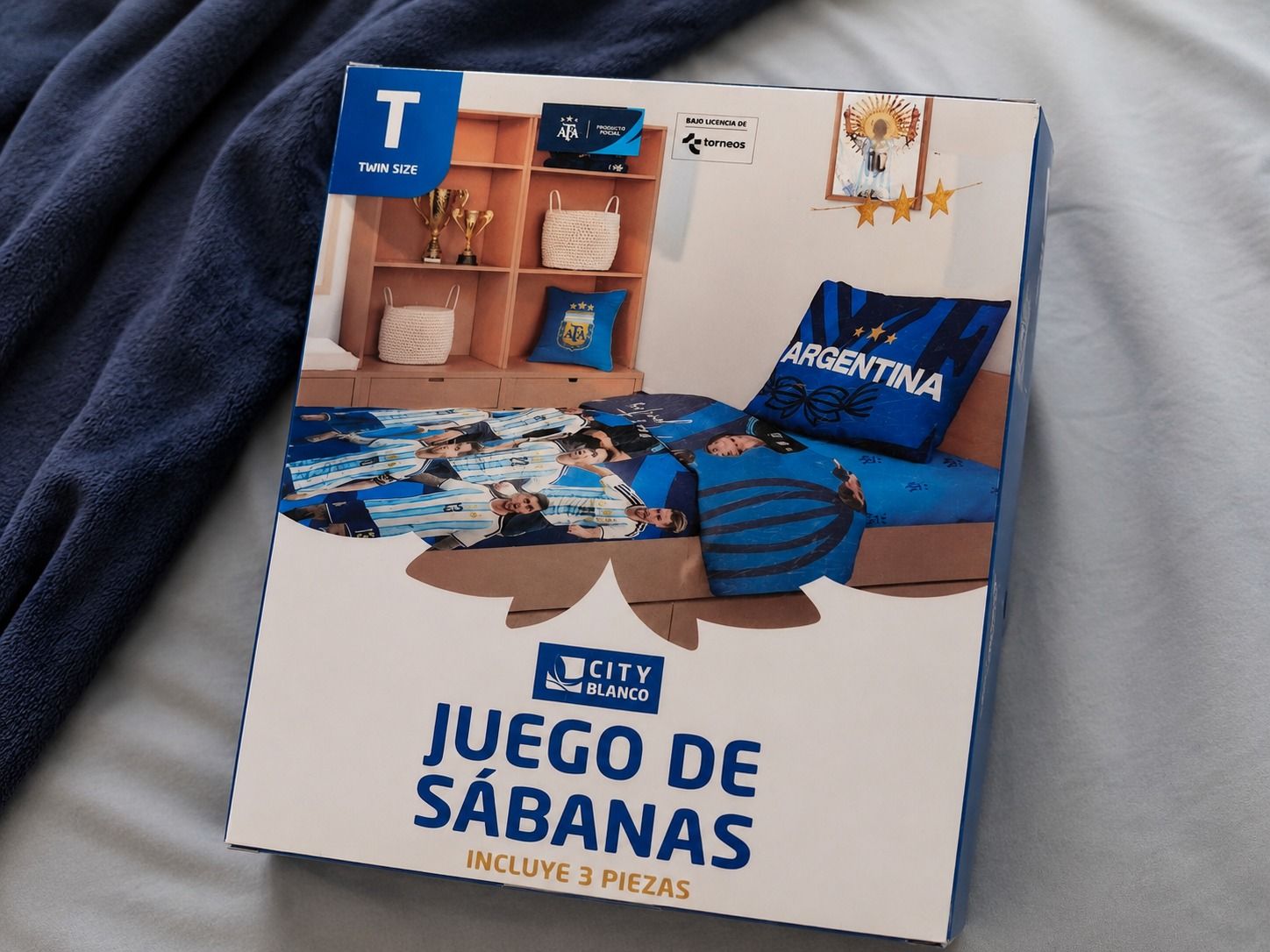 Juego de cama azul de fútbol argentino con diseño de jugadores y la bandera de Argentina.