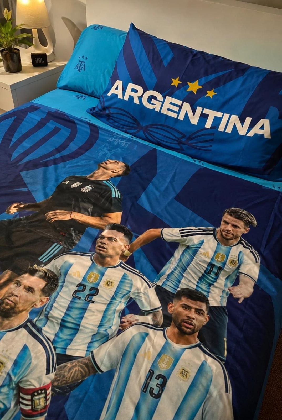 Juego de cama azul de fútbol argentino con diseño de jugadores y la bandera de Argentina.