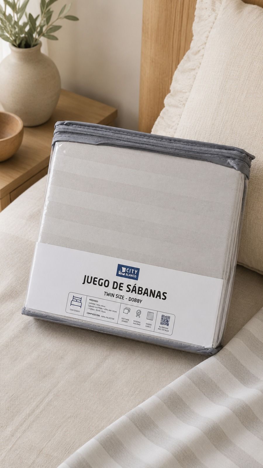 Cama individual con ropa de cama gris en una acogedora