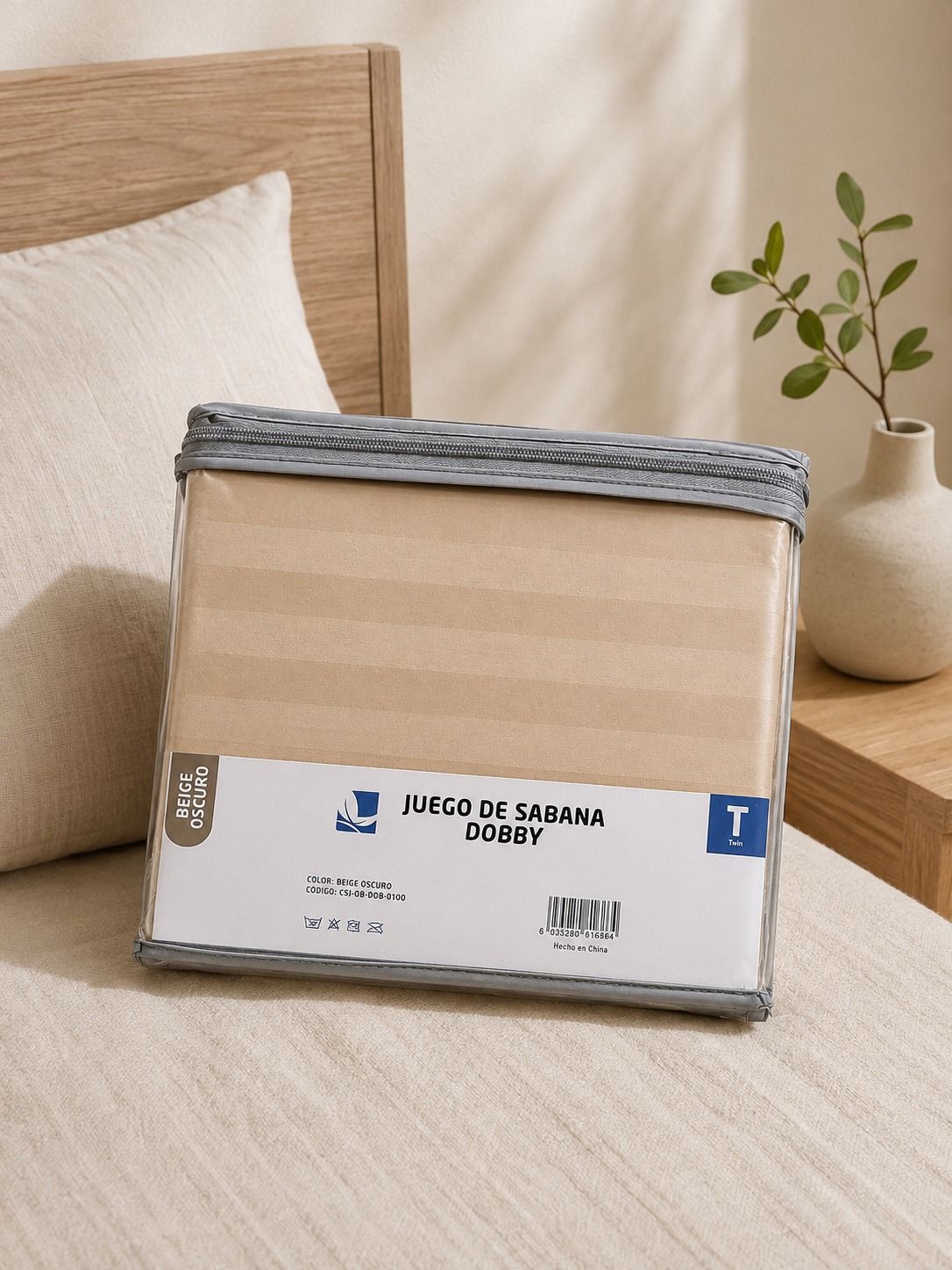 Acogedora habitación beige con una cama individual bien hecha, alfombra tejida y suave luz natural que entra por la ventana.