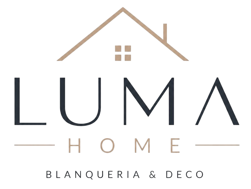 Logotipo de LUMA Home con icono de techo de casa color canela y eslogan “Blanqueria & Deco”.