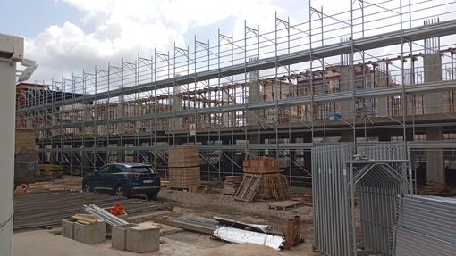 due operai in un cantiere