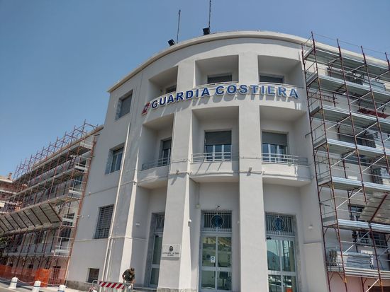 dei ponteggi in metallo davanti un edificio