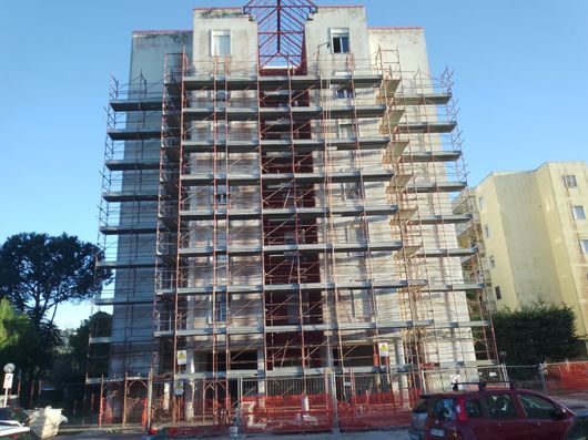 dei ponteggi in metallo in un cantiere