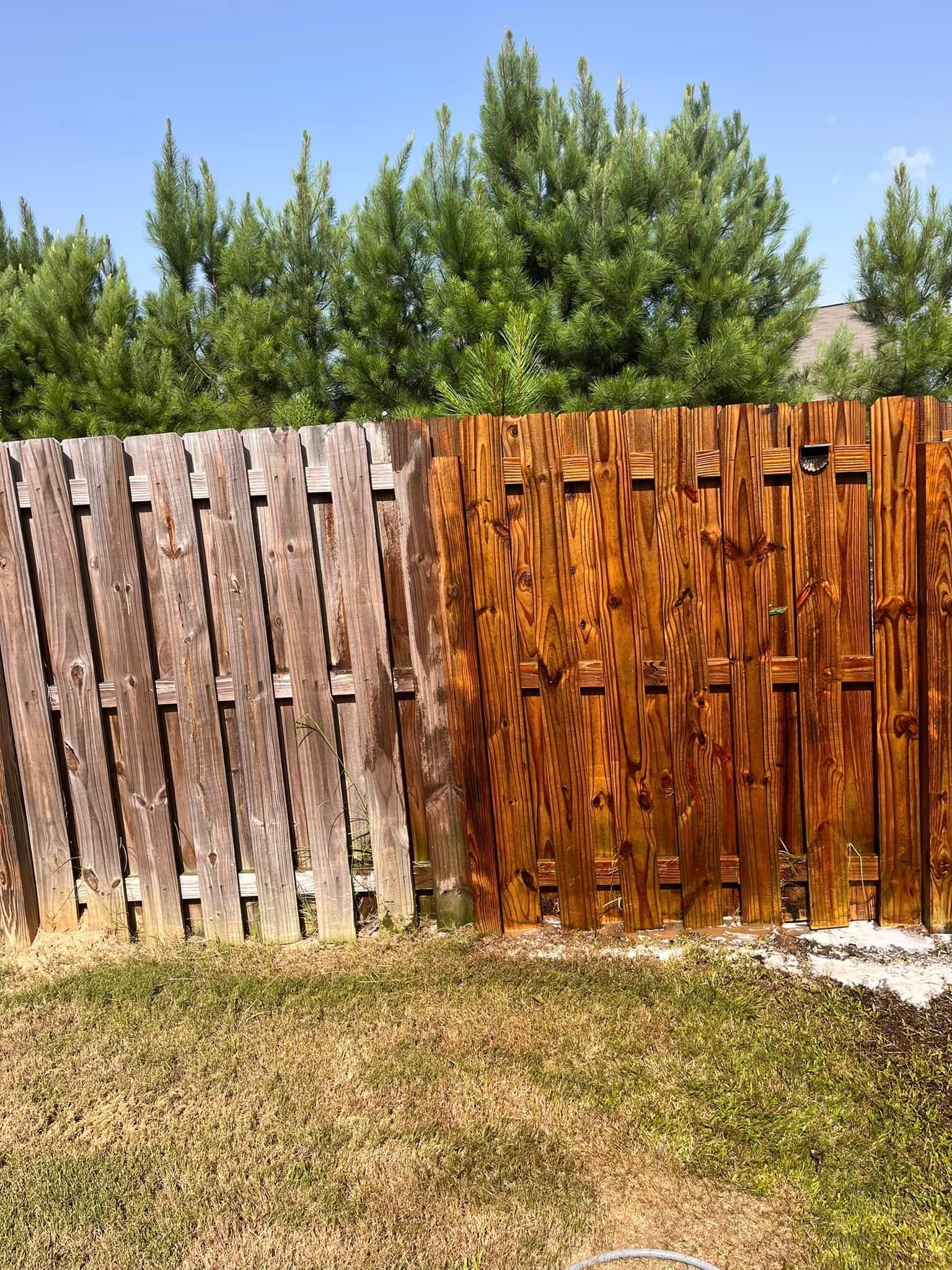 A wooden fence is sitting in the middle of a grassy field.