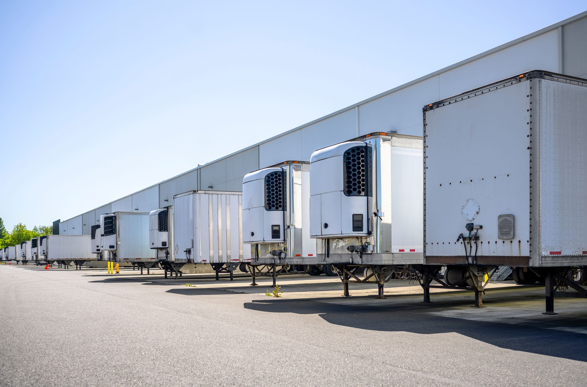 Trailer leasing solutions with refrigerated trailers for business operations.