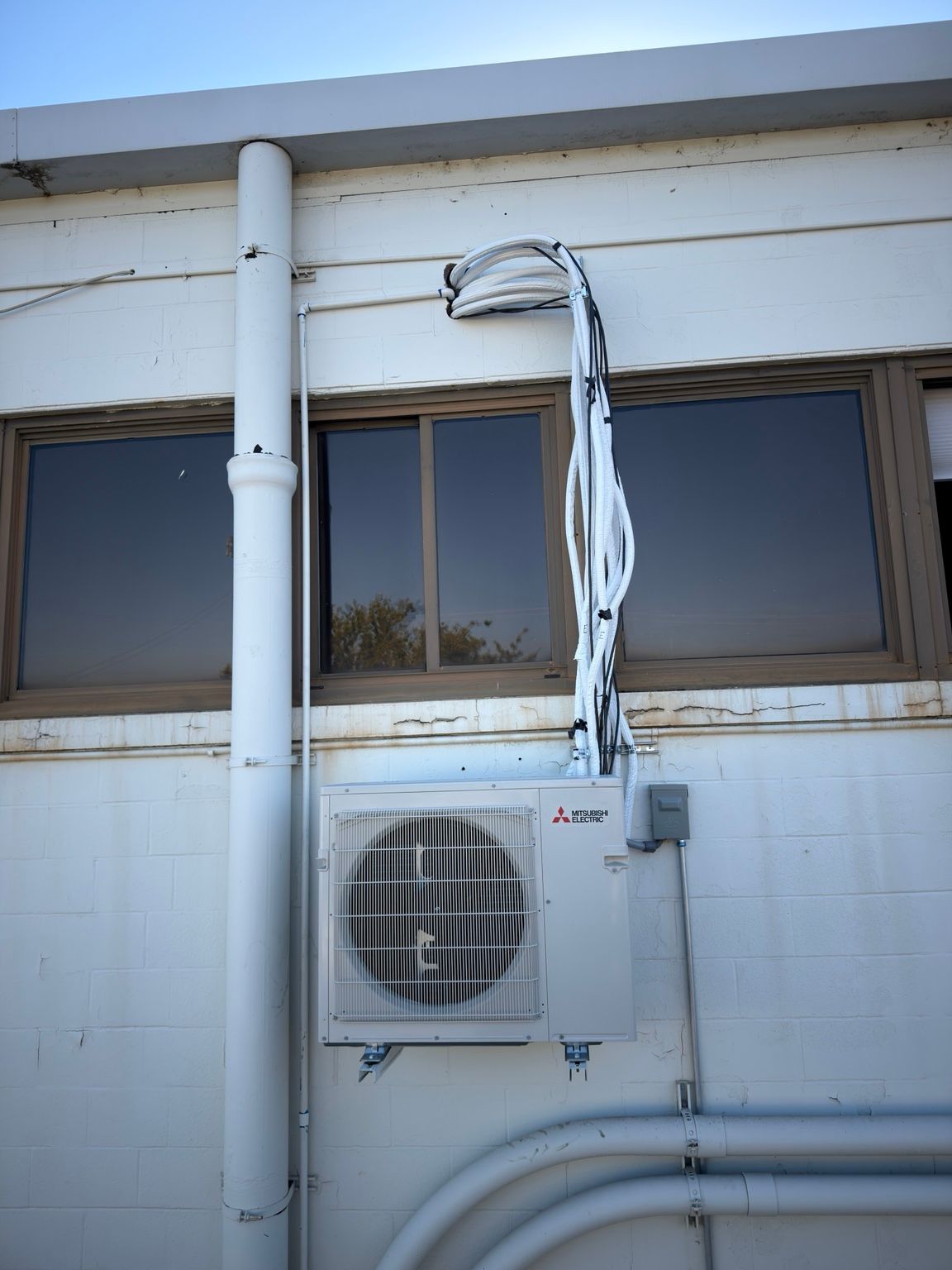 Outdoor HVAC unit with exposed line routing during installation