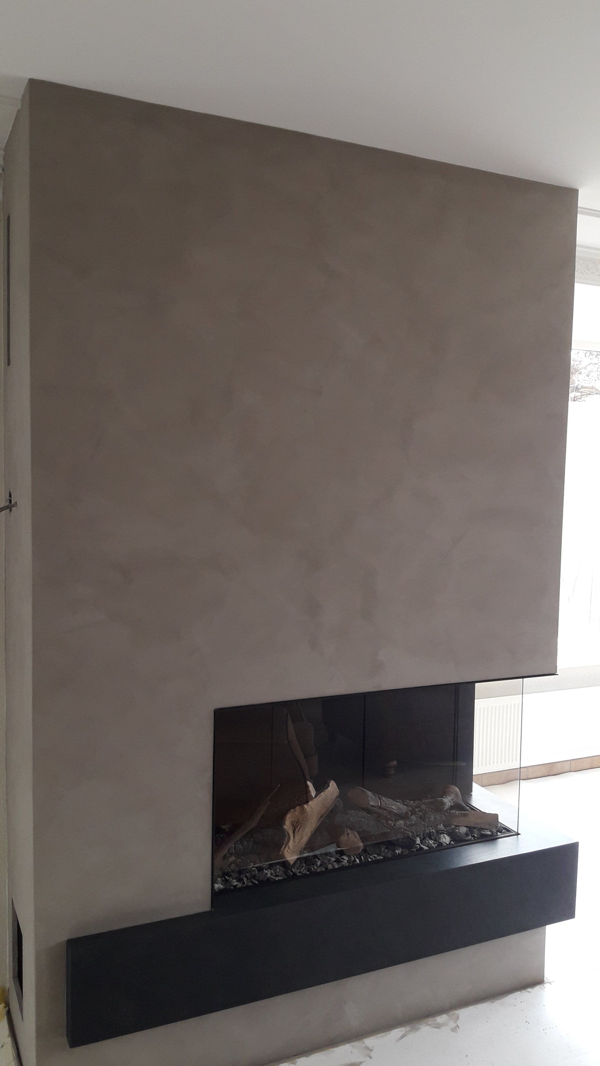 Moderne woonkamerhaard met schouw