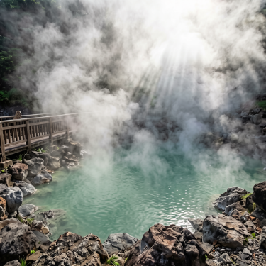 「濃郁的晨間蒸氣層」。陽光剛剛穿過蒸氣，形成夢幻的光束。獨特的青綠色池水被厚重的白色蒸氣包圍。構圖強調蒸氣裊繞如仙境，避開了人造物，符合安靜感受的體驗。