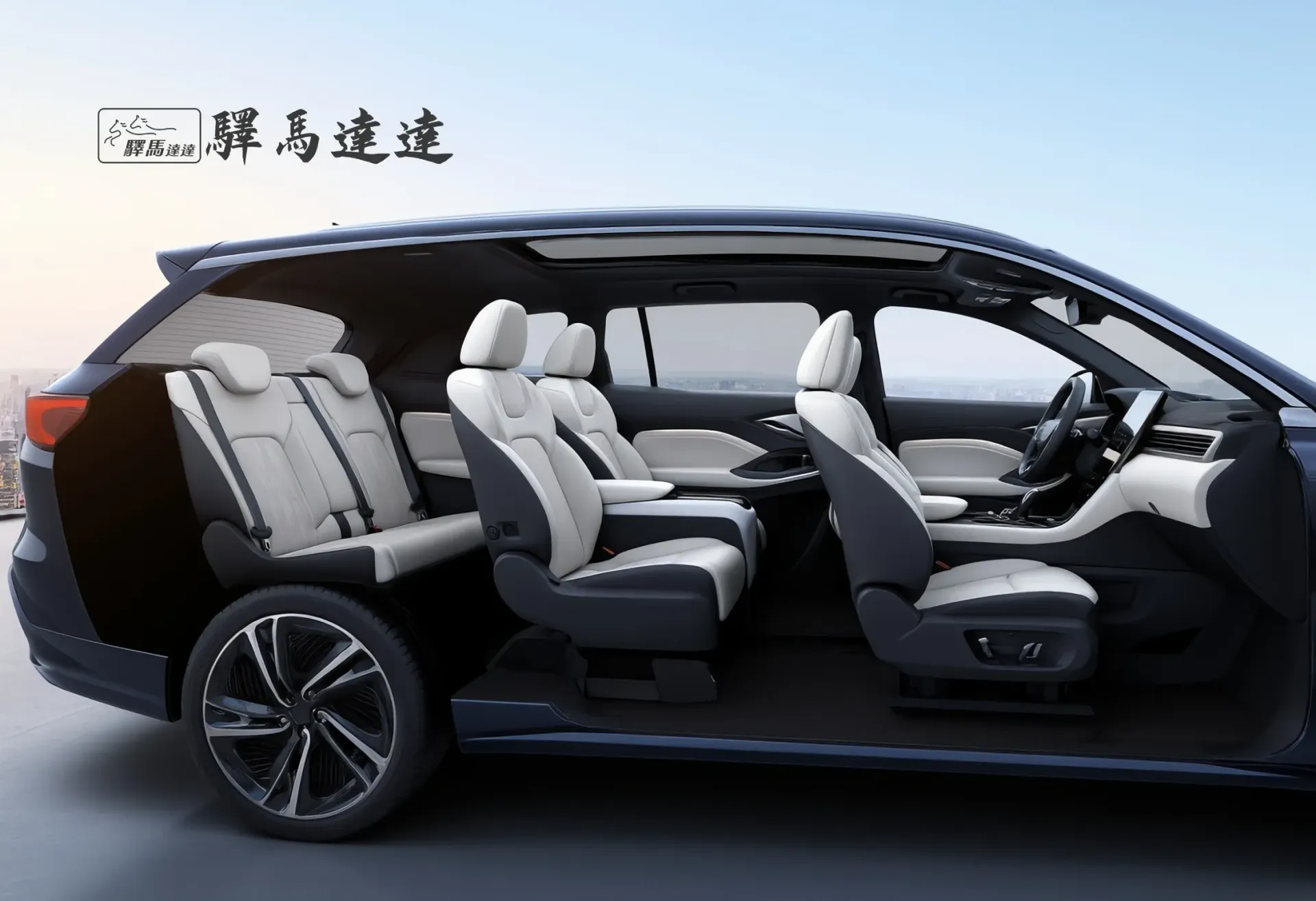 納智捷 n7 車內寬角側視圖，呈現前排與後排座椅，座椅之間的間距清晰可見。畫面左上角顯示「驛馬達達」標誌。